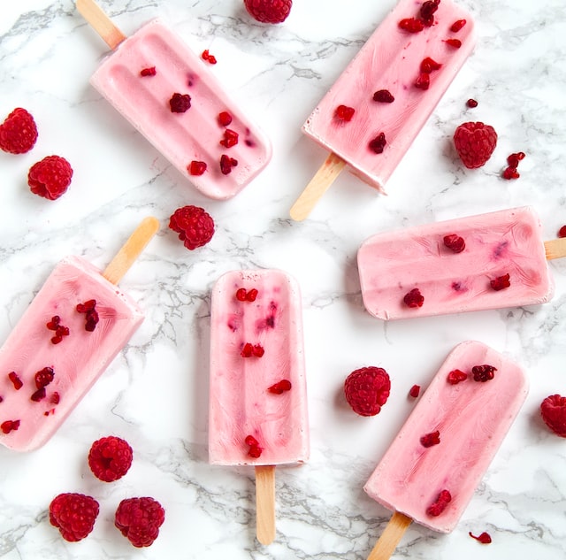 sorbets aux fruits rouges disposés sur un plan en marbre blanc