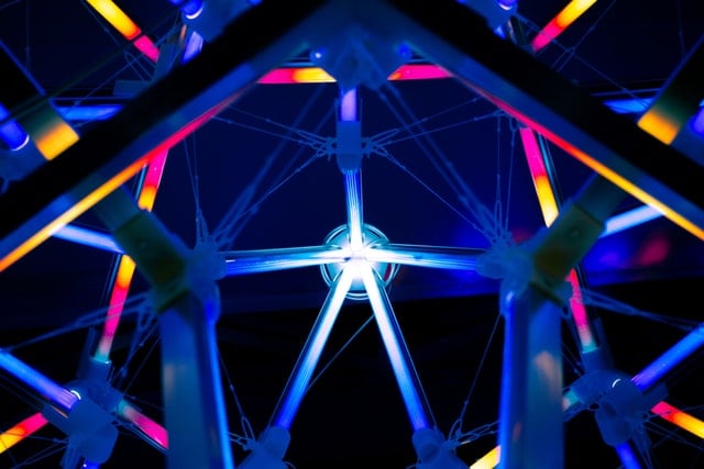 structure métalique illuminée sur fond de ciel nocturne