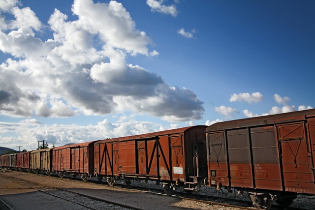 wagons de marchandises sur rails sur ciel nuageux