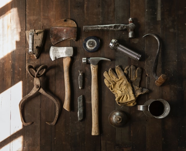 Large choix d'outils étalés sur un établi en bois